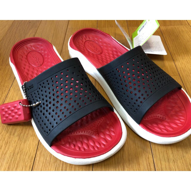 crocs(クロックス)の新品 新素材クロックス ライトライドスライド 〜25.5cm ブラック メンズの靴/シューズ(サンダル)の商品写真