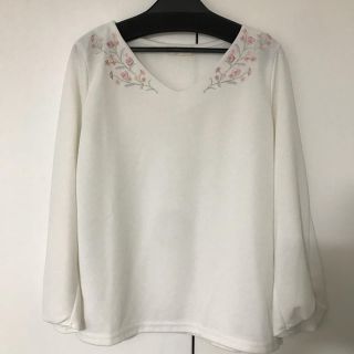 エニィスィス(anySiS)の刺繍トップス(カットソー(長袖/七分))