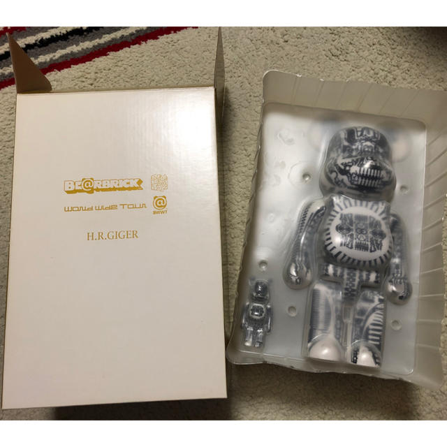 MEDICOM TOY(メディコムトイ)のBE＠RBRICK H.R.GIGER 100% & 400%  エンタメ/ホビーのフィギュア(その他)の商品写真