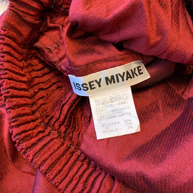 PLEATS PLEASE ISSEY MIYAKE(プリーツプリーズイッセイミヤケ)の専用 イッセイミヤケ コレクションラインのワイドパンツ レッド レディースのパンツ(カジュアルパンツ)の商品写真