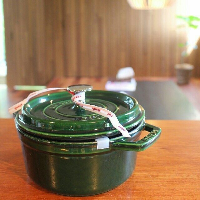 STAUB(ストウブ)のストウブ staub ★18センチ★ココットラウンド バジルグリーン       インテリア/住まい/日用品のキッチン/食器(鍋/フライパン)の商品写真