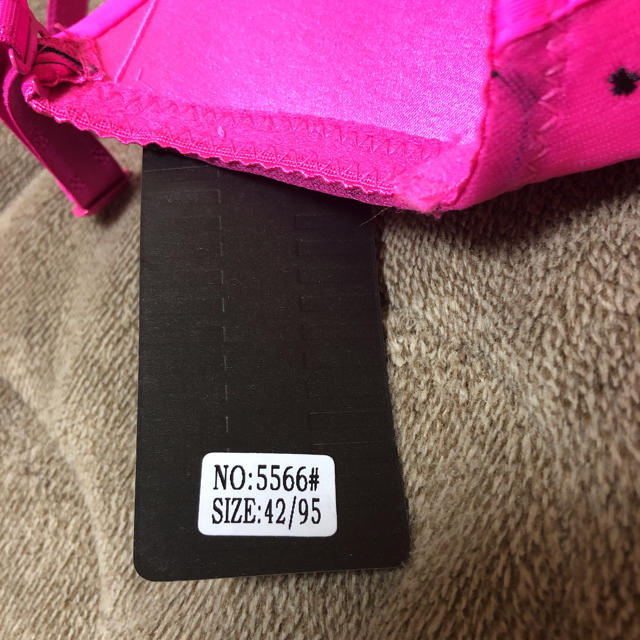 新品未使用)ショッキングピンク刺繍ブラ&ショーツセット レディースの下着/アンダーウェア(ブラ&ショーツセット)の商品写真
