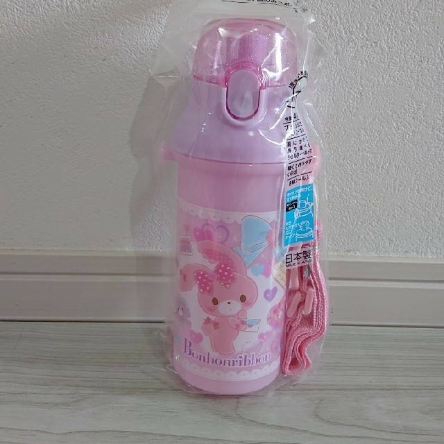 ぼんぼんりぼん(ボンボンリボン)のぼんぼんリボン 新品 プッシュ式 直のみスポーツボトル 480ml キッズ/ベビー/マタニティの授乳/お食事用品(水筒)の商品写真