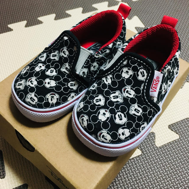 VANS(ヴァンズ)のvans ディズニーコラボベビースリッポン キッズ/ベビー/マタニティのキッズ靴/シューズ(15cm~)(スリッポン)の商品写真