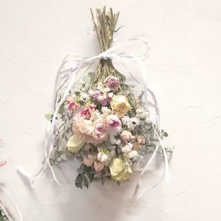 カーネーションと淡いグリーン薔薇のスワッグ(ドライフラワー)