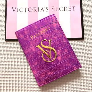 ヴィクトリアズシークレット(Victoria's Secret)のVictoria’s Secret 「新品」 紫鰐柄パスポートケース(名刺入れ/定期入れ)