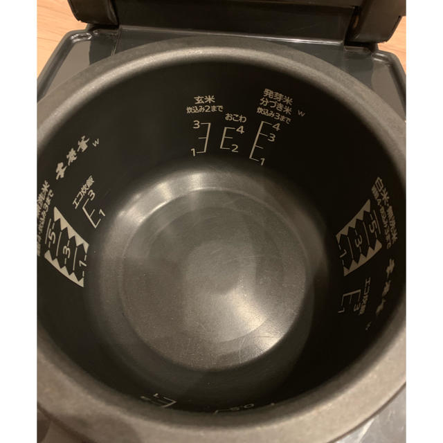 三菱(ミツビシ)の三菱炊飯器 本炭釜 njvw103 ピアノブラック スマホ/家電/カメラの調理家電(炊飯器)の商品写真