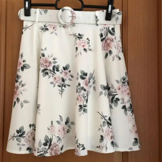 INGNI(イング)の【INGNI】ベルト付き花柄フレアスカート レディースのスカート(ひざ丈スカート)の商品写真
