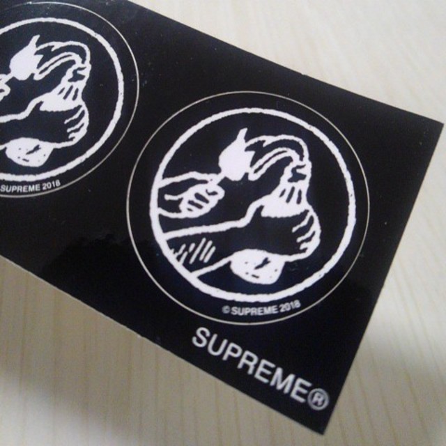 Supreme(シュプリーム)のシュプリーム　ミニ　ステッカー　携帯　スマホ　PC ノートパソコン　自転車　車 メンズのバッグ(トラベルバッグ/スーツケース)の商品写真