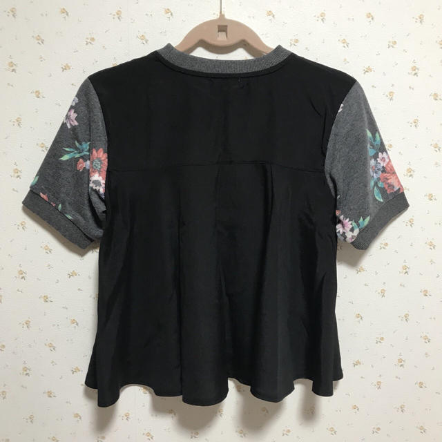 ViS(ヴィス)の花柄Tシャツ レディースのトップス(Tシャツ(半袖/袖なし))の商品写真