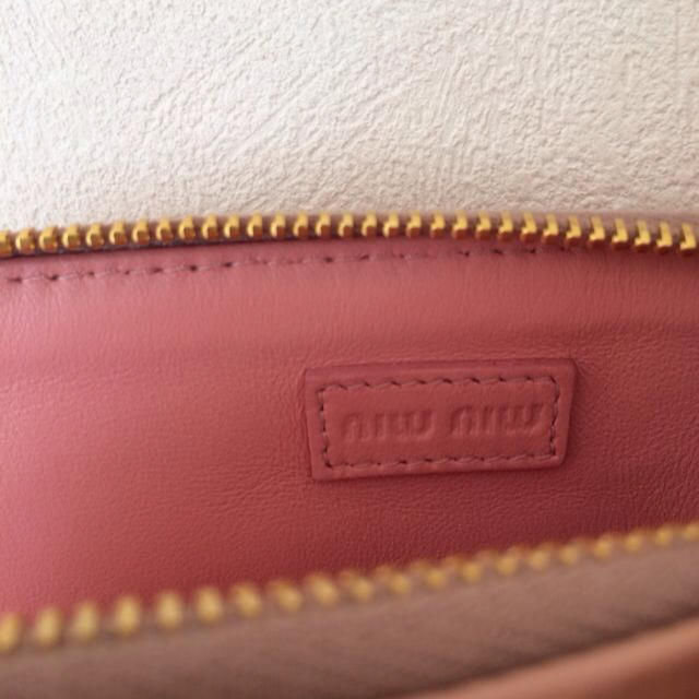 miumiu(ミュウミュウ)のmiumiu iPhoneケース 小物 レディースのファッション小物(ポーチ)の商品写真