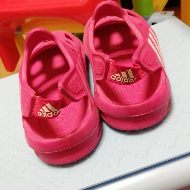 adidas(アディダス)の専用 キッズ/ベビー/マタニティのキッズ靴/シューズ(15cm~)(サンダル)の商品写真