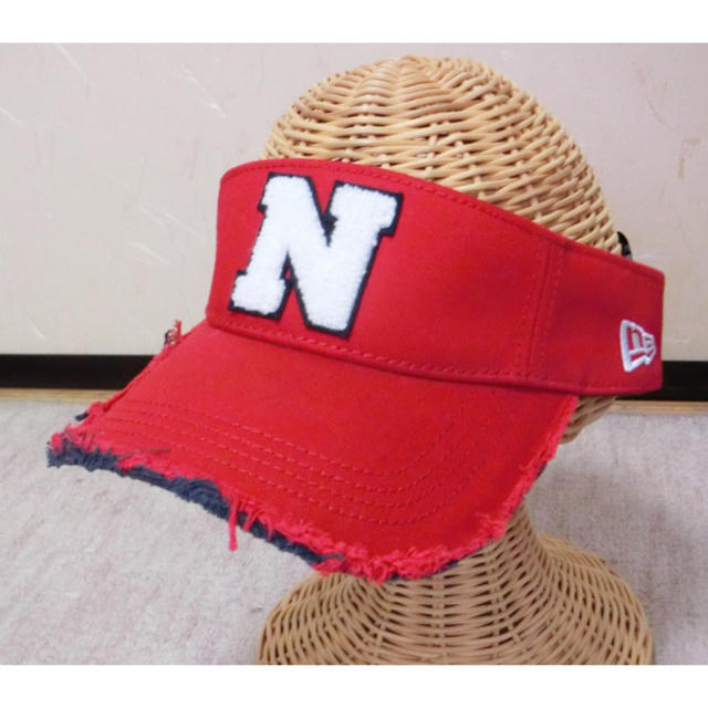 NEW ERA(ニューエラー)の新品　NEW ERA ニューエラ　赤で白いパイルのNが付いたサンバイザー スポーツ/アウトドアのゴルフ(ウエア)の商品写真