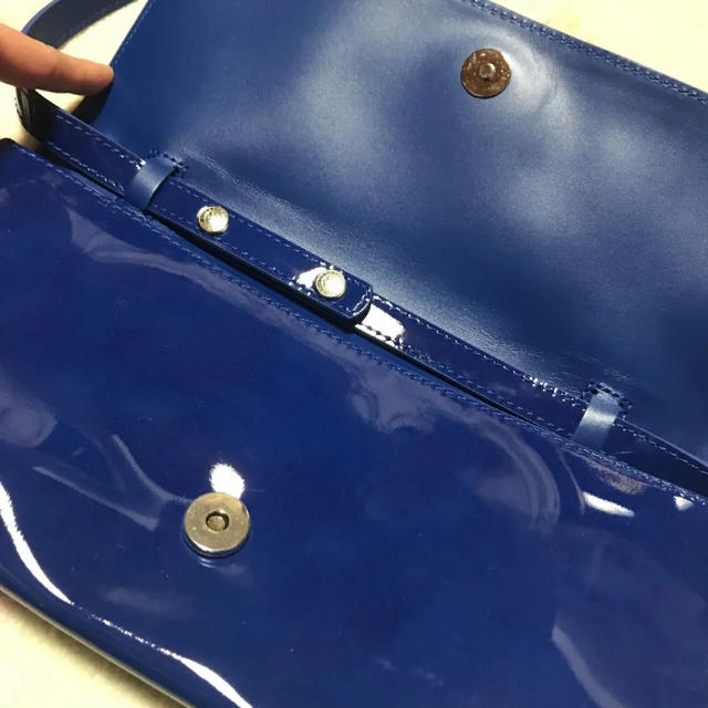 LONGCHAMP(ロンシャン)の《新品未使用》ロンシャン エナメルバック クラッチバック ブルー レディースのバッグ(ハンドバッグ)の商品写真