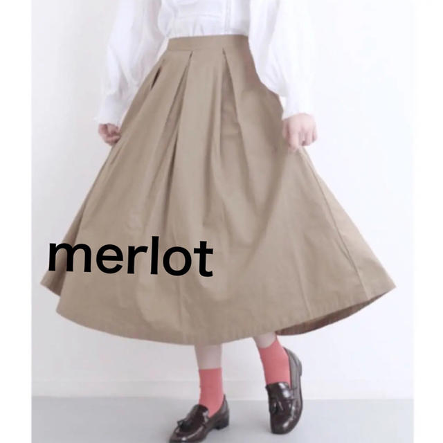 merlot(メルロー)のmerlot メルローフレアタックスカート  ベージュ レディースのスカート(ロングスカート)の商品写真
