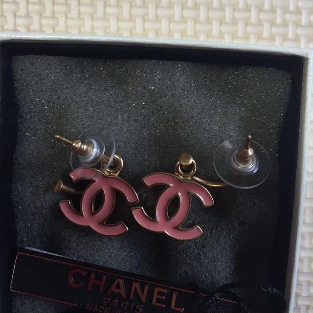 ブランド】 CHANEL - ピンク♡シャネルピアスの通販 by *akaaa's shop ...