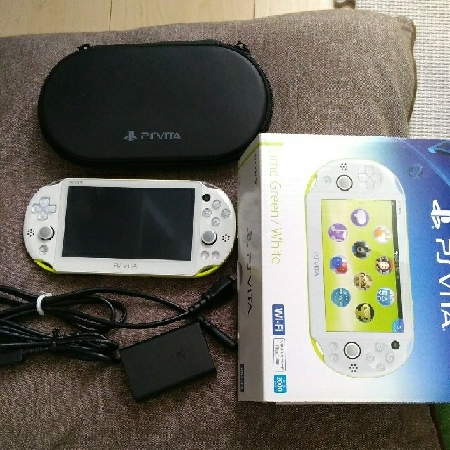 PlayStation Vita(プレイステーションヴィータ)のPSVITA メモリーカード4GB付 ケース付 エンタメ/ホビーのゲームソフト/ゲーム機本体(携帯用ゲーム機本体)の商品写真