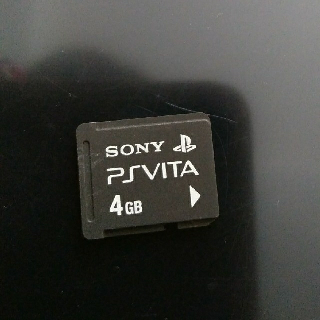 PlayStation Vita(プレイステーションヴィータ)のPSVITA メモリーカード4GB付 ケース付 エンタメ/ホビーのゲームソフト/ゲーム機本体(携帯用ゲーム機本体)の商品写真