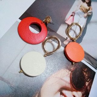 ザラ(ZARA)の◇ハンドメイドピアス◇大ぶりゴールドメタル×ウッドカラーピアス各種(ピアス)