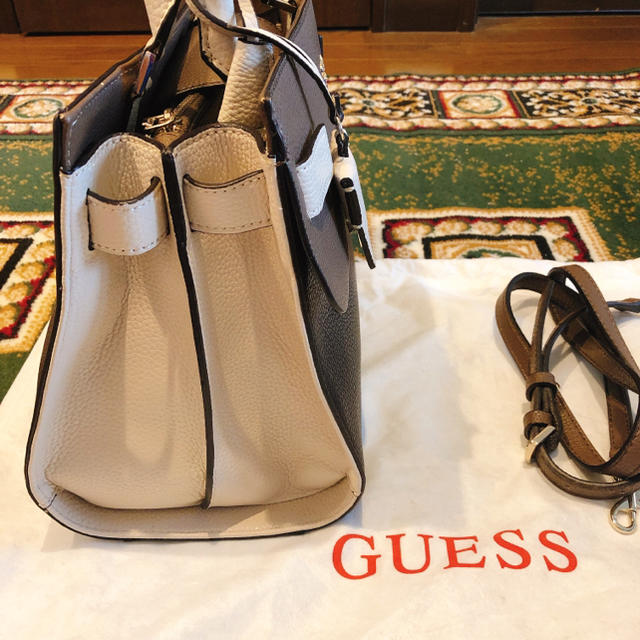 GUESS(ゲス)のGUESS ★ ハンドバッグ レディースのバッグ(ハンドバッグ)の商品写真