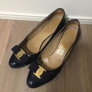 サルヴァトーレフェラガモ(Salvatore Ferragamo)のフェラガモ エナメル パンプス ネイビー(ハイヒール/パンプス)