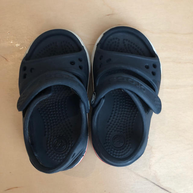 crocs(クロックス)のクロックス サンダル サイズ4 ネイビー キッズ/ベビー/マタニティのベビー靴/シューズ(~14cm)(サンダル)の商品写真