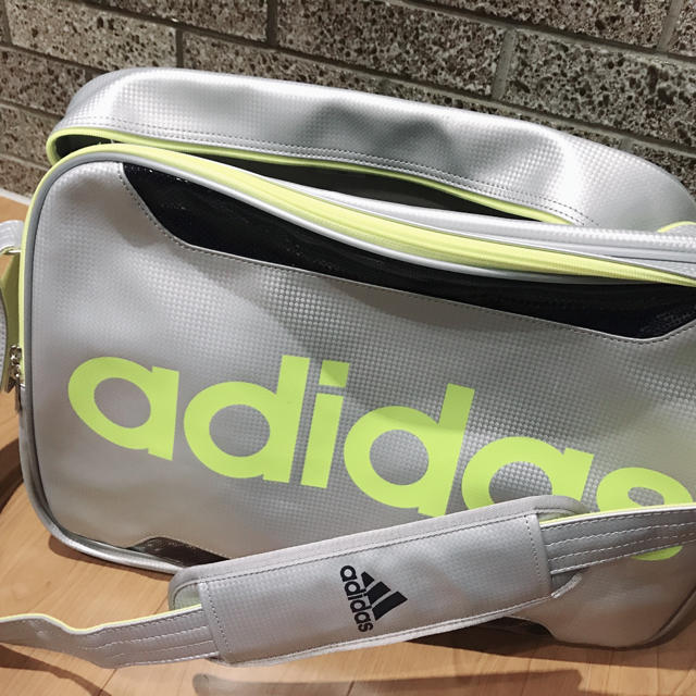 adidas(アディダス)のアディダス adidas エナメルバッグ スポーツバッグ メンズのバッグ(ショルダーバッグ)の商品写真