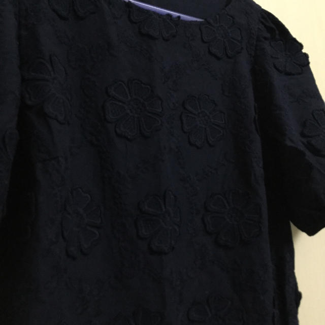 Couture Brooch(クチュールブローチ)の立体花柄刺繍五分袖ブラウス 紺色 新品未使用 Couture brooch レディースのトップス(Tシャツ(半袖/袖なし))の商品写真