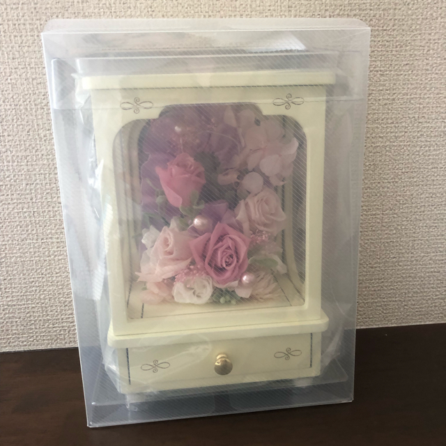 ROSE BUD(ローズバッド)のROSEBUD 半袖➕プリザーブドフラワー レディースのトップス(カットソー(半袖/袖なし))の商品写真