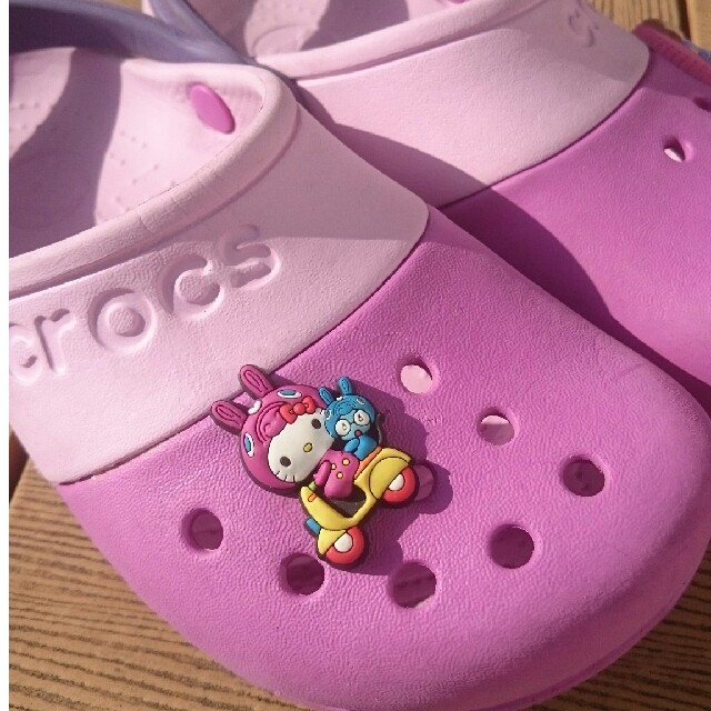 crocs(クロックス)のcrocs  クロックス  C12  シビッツ付  ソフィア  キティ キッズ/ベビー/マタニティのキッズ靴/シューズ(15cm~)(サンダル)の商品写真