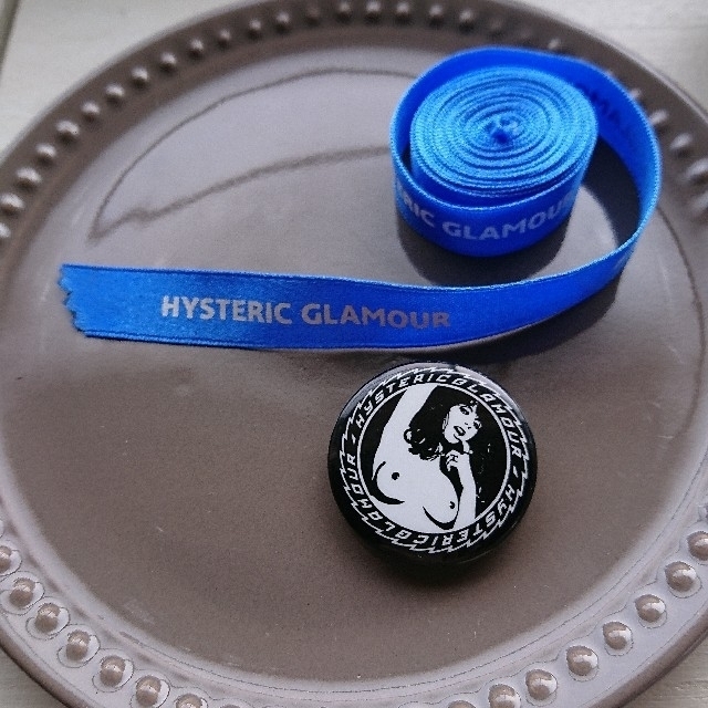 HYSTERIC GLAMOUR(ヒステリックグラマー)のヒステリックグラマー ラッピングリボン 缶バッジ エンタメ/ホビーのコレクション(ノベルティグッズ)の商品写真
