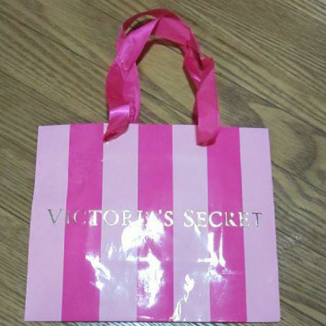 Victoria's Secret(ヴィクトリアズシークレット)のVictoria'ssecret ショップ袋 約横19cm×縦16cm×マチ レディースのバッグ(ショップ袋)の商品写真