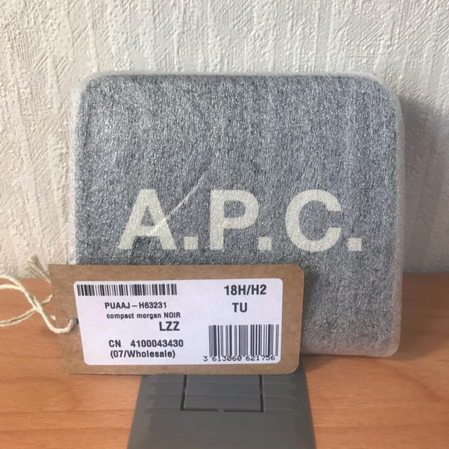 A.P.C(アーペーセー)の【新品未使用】A.P.C 二つ折り財布 レディースのファッション小物(財布)の商品写真