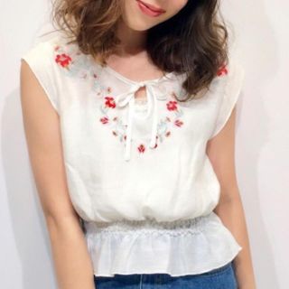 ダズリン(dazzlin)の雑誌掲載  松井愛莉着用 大人気 ♡ dazzlin エンブロイダリー ブラウス(シャツ/ブラウス(半袖/袖なし))