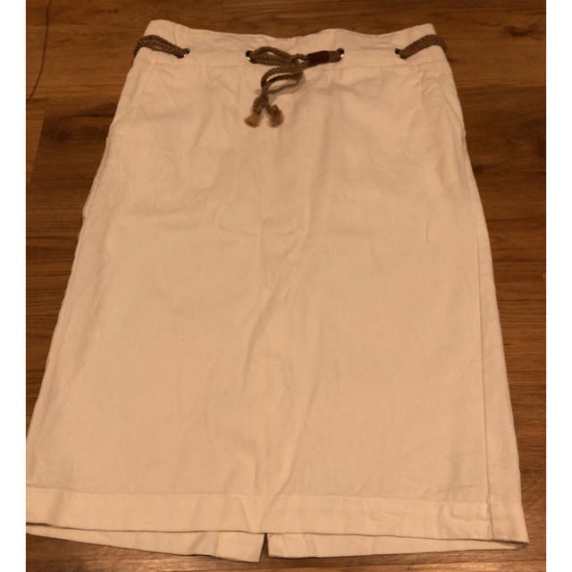 URBAN RESEARCH(アーバンリサーチ)の値下げ！アーバンリサーチ ホワイトデニムスカート レディースのスカート(ひざ丈スカート)の商品写真