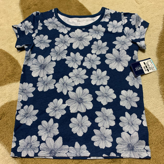 西松屋(ニシマツヤ)のＴシャツ☆花柄☆紺色☆120 キッズ/ベビー/マタニティのキッズ服女の子用(90cm~)(Tシャツ/カットソー)の商品写真