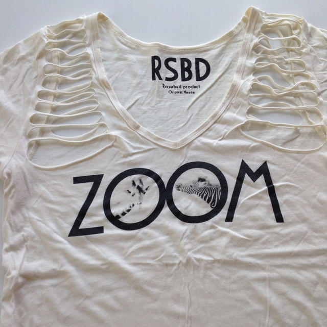 ROSE BUD(ローズバッド)のROSEBUD 肩開き ダメージTシャツ レディースのトップス(Tシャツ(半袖/袖なし))の商品写真