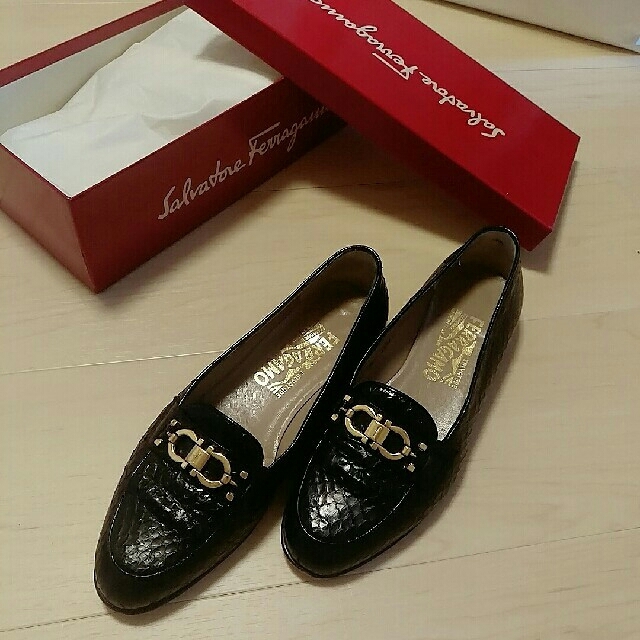 Salvatore Ferragamo(サルヴァトーレフェラガモ)のフェラガモ　靴　黒　パンプス　バレエシューズ レディースの靴/シューズ(ハイヒール/パンプス)の商品写真