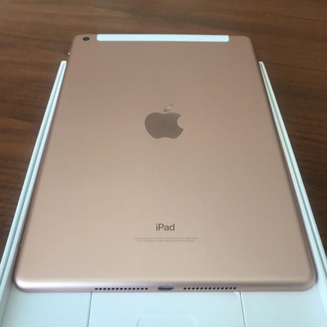 Apple(アップル)のiPad 第6世代 Wi-Fi+Cellular 128GB ローズ au  スマホ/家電/カメラのPC/タブレット(タブレット)の商品写真