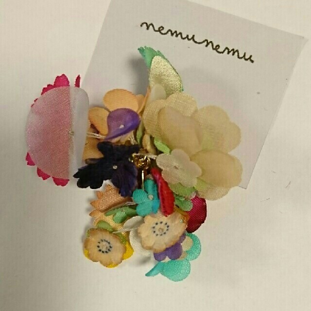 mina perhonen(ミナペルホネン)のnemunemu お花のイヤリング レディースのアクセサリー(イヤリング)の商品写真