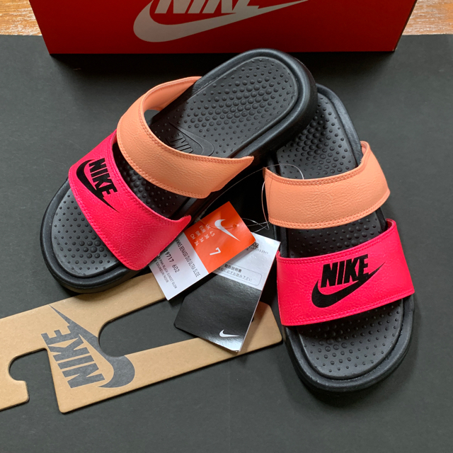 NIKE(ナイキ)のNIKE WMNS BENASSI DUO ULTRA SLIDE レディースの靴/シューズ(サンダル)の商品写真