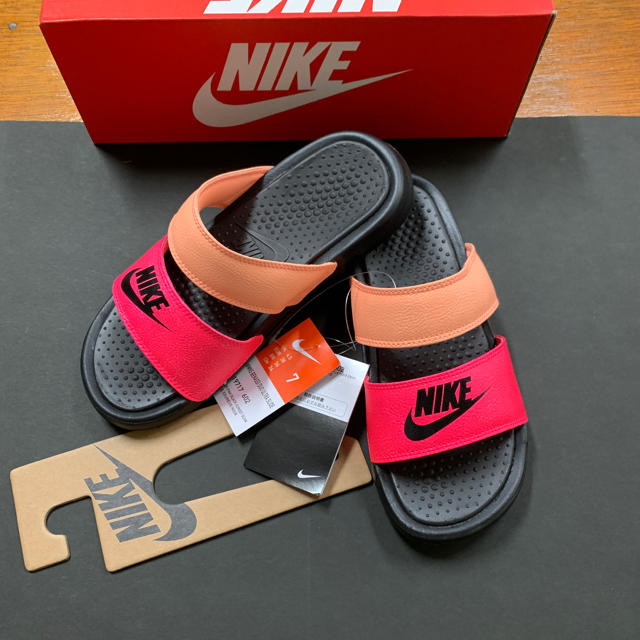 NIKE(ナイキ)のNIKE WMNS BENASSI DUO ULTRA SLIDE レディースの靴/シューズ(サンダル)の商品写真