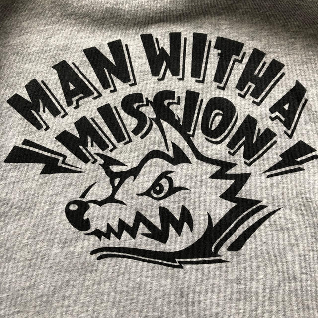 MAN WITH A MISSION(マンウィズアミッション)の【Lサイズ】マンウィズ グレーのパーカー エンタメ/ホビーのタレントグッズ(ミュージシャン)の商品写真