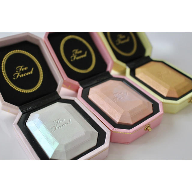 Too Faced(トゥフェイス)のダイヤモンドハイライティングパウダー  箱付き コスメ/美容のベースメイク/化粧品(フェイスパウダー)の商品写真