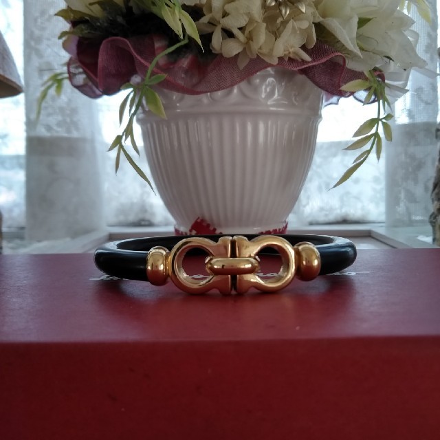 Salvatore Ferragamo(サルヴァトーレフェラガモ)のフェラガモ　バングル レディースのアクセサリー(ブレスレット/バングル)の商品写真