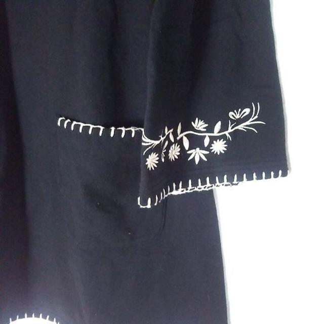 黒×白刺繍　綿100％のAラインのチュニック　 レディースのトップス(チュニック)の商品写真