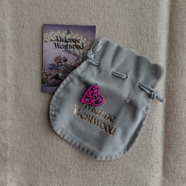 Vivienne Westwood(ヴィヴィアンウエストウッド)のVivienne Westwood ピンバッチ レディースのアクセサリー(ブローチ/コサージュ)の商品写真