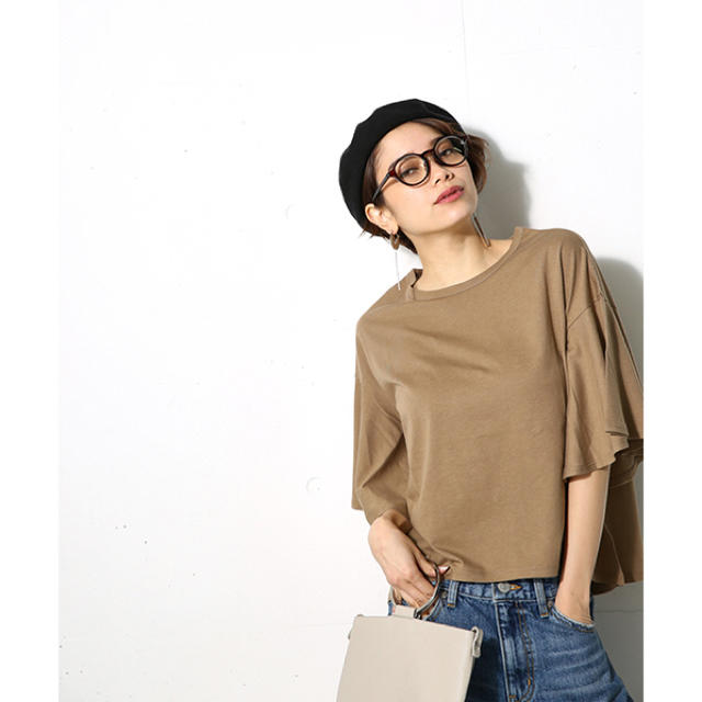 AZUL by moussy(アズールバイマウジー)の【送料込】【AZUL BY MOUSSY】フレアースリーブTOPS/ ベージュ  レディースのトップス(Tシャツ(半袖/袖なし))の商品写真