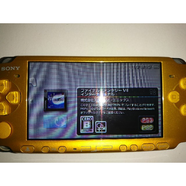 PlayStation Portable(プレイステーションポータブル)のPSP3000 イエロー  FFVIIプレイ可能 エンタメ/ホビーのゲームソフト/ゲーム機本体(携帯用ゲーム機本体)の商品写真