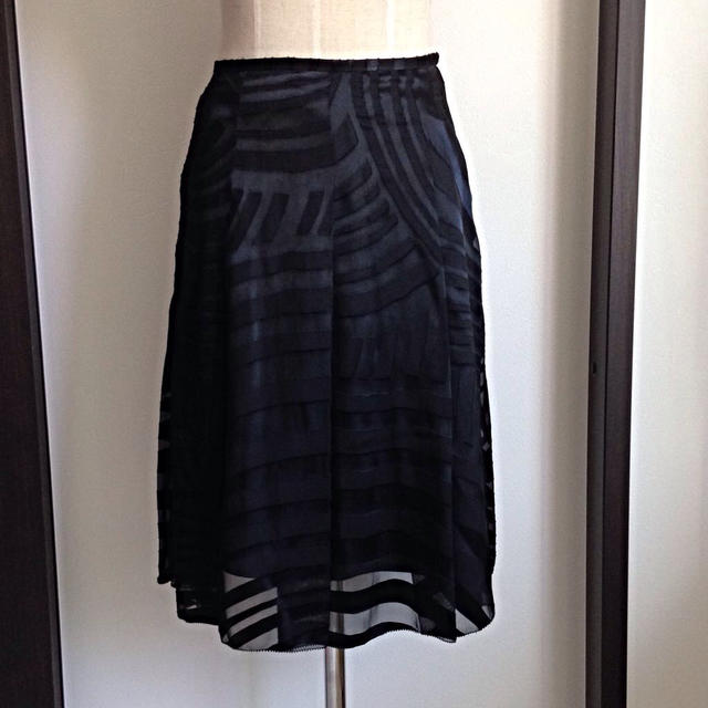 MICHEL KLEIN(ミッシェルクラン)の♪美品♪ おしゃれな黒色スカート レディースのスカート(ひざ丈スカート)の商品写真